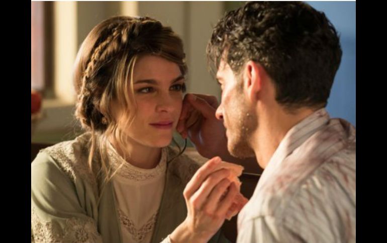 Irene Azuela y Erick Elías llevan los roles protagónicos en la adaptación de la serie española 'Gran Hotel'. TWITTER / @HotelSecretosTV