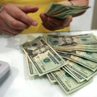 Baja dólar, se vende en 18.87 pesos en bancos capitalinos