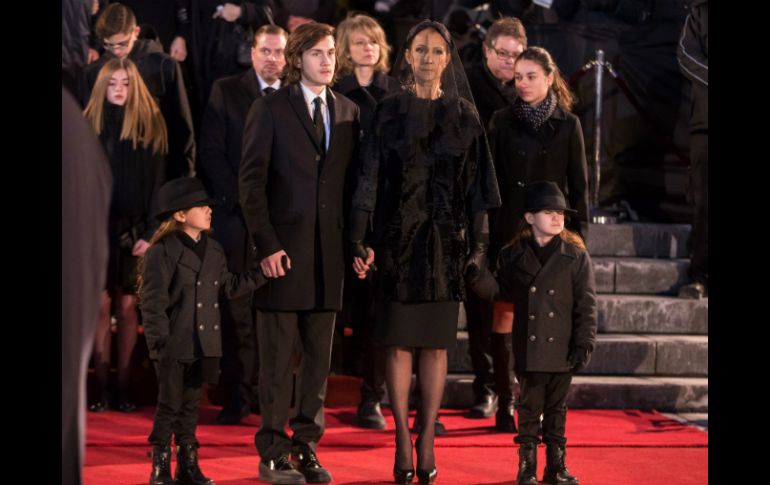 Dion no habló públicamente en el funeral y en lugar de ello permitió que su hijo mayor realizara el discurso. AFP / G. Robins