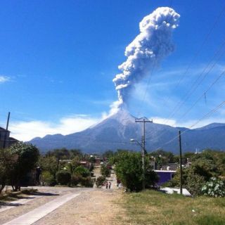 Volcán El Colima lanza fumarola de dos kilómetros con ceniza