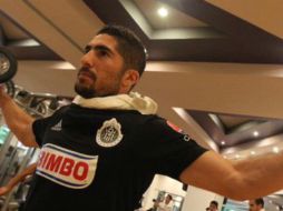 Pereira tuvo una dolencia en la pierna izquierda que le impedía entrenar a la par del equipo rojiblanco. TWITTER / @Chivas