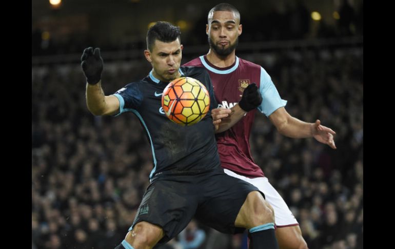 Agüero logró el primero de sus goles de penal, en el minuto 9 y el otro al 81. EFE / F. Arrizabalaga