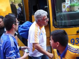 El técnico Ricardo Ferreti no hizo caso a los gritos de los fanáticos que le pedían una fotografía. EL INFORMADOR / M. Vargas
