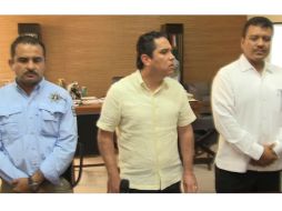 El edil, Evodio Velázquez Flores (c), informa que la decisión fue de mutuo acuerdo para facilitar cualquier investigación. YOUTUBE / Acapulco Gob