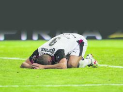 Gonzalo Bergessio, derrumbado, tras fallar una oportunidad de gol. Los Zorros tuvieron la pólvora mojada ayer ante los regiomontanos. MEXSPORT /