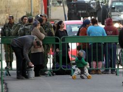 Desconocidos prendieron fuego al coche privado de Qafisha después de que fuera detenido por las fuerzas israelíes. AP /