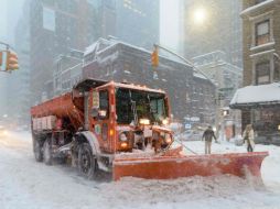 Las barredoras de nieve ya iniciaron sus trabajos, tras la primera gran tormenta de nieve de la temporada. AFP / F. Marit