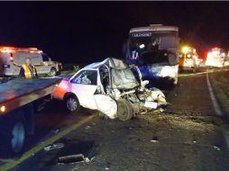 Las tres personas que viajaban en el auto perdieron la vida en el accidente. ESPECIAL / UEPCBJ