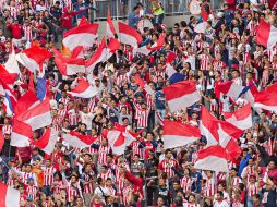 Algunas playeras amarillas se perdían por la ola rojiblanca. MEXSPORT / S. Molina