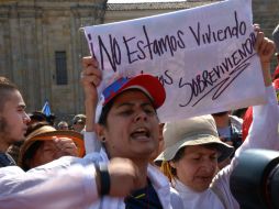 Los manifestantes también reprobaron la eventual alza del IVA que grava a varios productos de la canasta básica. AFP / D. Sanchez