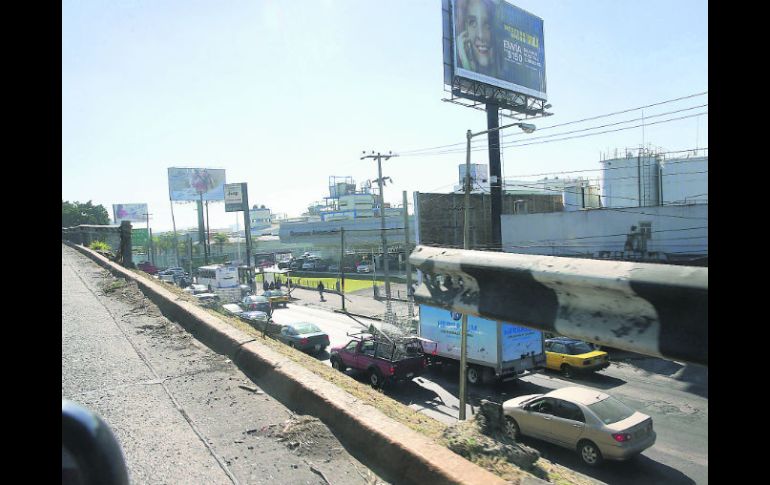 El paso elevado de Lázaro Cárdenas, a la altura de Colón, luce sin ninguna protección. EL INFORMADOR / M. Vargas