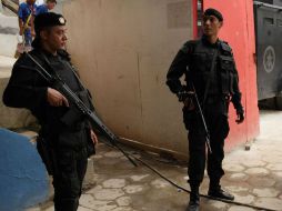 Policías acudieron para recabar pistas de los culpables, quienes huyeron a bordo de una moticicleta. ESPECIAL /