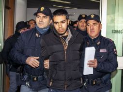 Fotografía que muestra a Hamil Mehdi, vendedor ambulante de 25 años de origen marroquí, siendo arrestado en Cosenza. EFE /