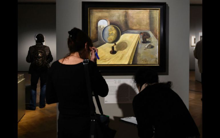 Periodistas toman fotografías dentro del Museo Histórico alemán, lugar donde se exhiben las pinturas. AFP / T. Schwarz