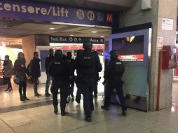 Los pasajeros que esperaban en los andenes vieron cuando el hombre era inspeccionado. EFE / D. Palesse