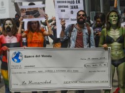 Alrededor de 40 personas levantaron pancartas frente a las oficinas de la Secretaría de Medio Ambiente y Recursos Naturales. SUN /