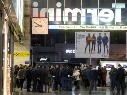 La estación de trenes Termini estuvo cerrada por casi media hora por orden de la policía, que controló todos los accesos a la terminal. EFE / C. Peri