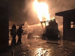 Las llamas se perciben desde la carretera federal 57 México-Querétaro. FACEBOOK / Bomberos San Juan del Rio Queretaro