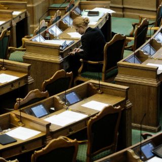 Dinamarca aprueba ley para confiscar bienes a refugiados