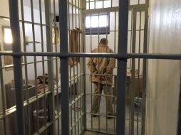 Señalan que se le despierta cada hora en una celda que tiene luz permanente. SUN / ARCHIVO