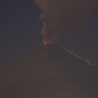 Volcán Popocatépetl arroja fragmentos incandescentes