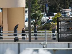 Las personas salieron del edificio militar con las manos en alto en medio de un fuerte despliegue de equipos de emergencia. AFP / B. Wechter