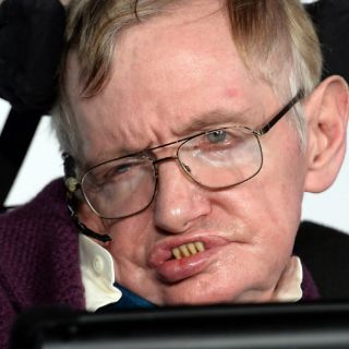 Mi trabajo y sentido del humor me motivan a seguir: Stephen Hawking