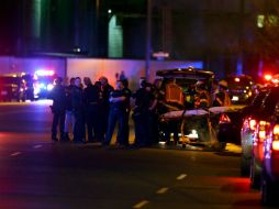 La Policía interroga a los residentes del campamento en búsqueda de sospechosos. AP / D. Rutz