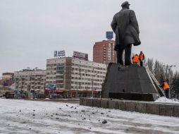 La estatua mide 7.5 metros de altura y sólo presentó afectaciones en su base. TWITTER /