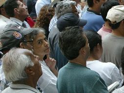 Los pobladores al enterarse de la muerte del menor rodearon el módulo de la Policía. EL INFORMADOR / ARCHIVO