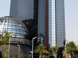 Al término de la jornada, se negoció un volumen de 447.4 millones de títulos por un importe de 11 mil 379 millones de pesos. AFP / ARCHIVO
