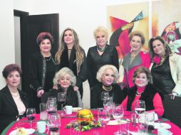 Grandes amigas. Betty Casillas de Acosta acompañada de sus hijas, Adriana y Rosalía, y sus amigas.  /