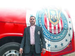 Joel García llegó al volante del autobús de Chivas hace 12 años, sin saber que trasladaría a los partidos a los jugadores. EL INFORMADOR / R. Tamayo