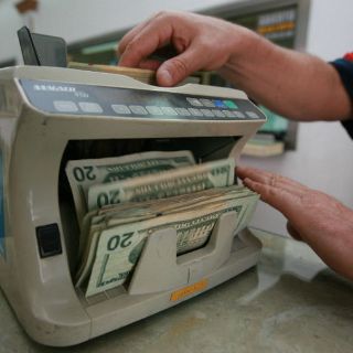 Dólar muestra baja y se vende en 18.57 pesos