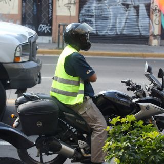 Movilidad tolerará falta de placas en chalecos de motociclistas