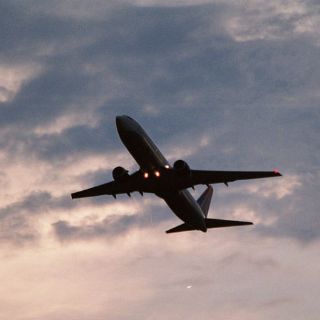 Avión aterriza de emergencia en aeropuerto de Bogotá