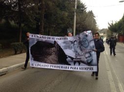 ''Su legado perdurará para siempre'', se lee en una manta que portan los asistentes. TWITTER / @Cuajimalpa_DECE