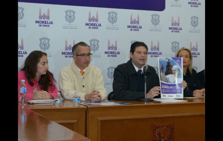 Alfonso Martínez (centro) reveló que serán entregadas pulseras con cascabeles a quienes acudan al recorrido. NTX / G. Salas