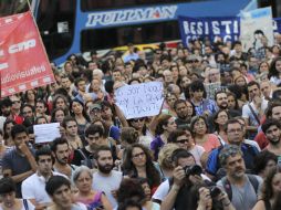 Trabajadores del Ministerio de Cultura encabezaron una de las primeras marchas luego de enterarse de que perdieron su trabajo. EFE / D. Fernández