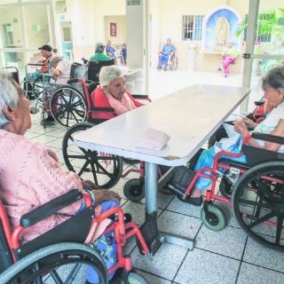 'El muerto y el arrimado a los tres días apesta...'