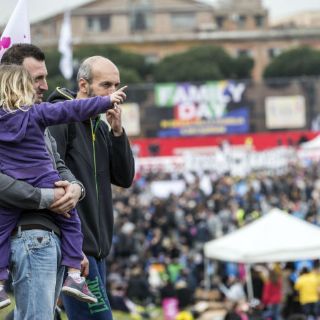 Se manifiestan contra adopción por parejas homosexuales en Italia