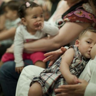 Padecimientos en bebés se evitarían con leche materna