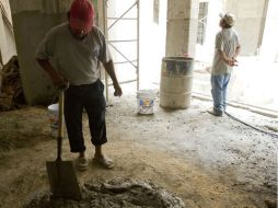 Protección Civil del estado acudió al lugar para rescatar a los trabajadores atrapados entre el escombro. EL INFORMADOR / ARCHIVO