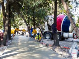La obra ha causado complicaciones peatonales a los estudiantes que atraviesan el periférico para tomar el transporte público. EL INFORMADOR / P. Pérez Franco