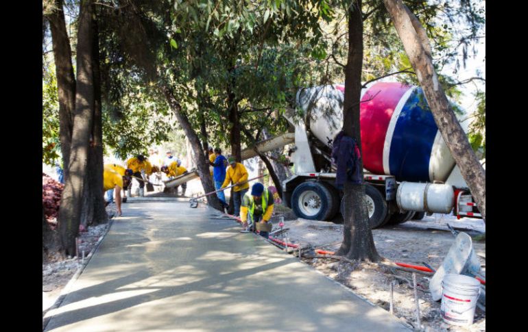 La obra ha causado complicaciones peatonales a los estudiantes que atraviesan el periférico para tomar el transporte público. EL INFORMADOR / P. Pérez Franco