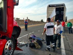 Los elementos de Protección Civil apoyaron en las labores de limpieza de la carpeta asfáltica para evitar un nuevo accidente. TWITTER / @PCJalisco