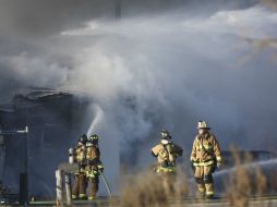 Al menos 120 bomberos combatieron el fuego por varias horas de este sábado. AP / D. Stephenson