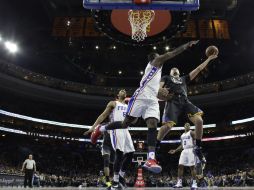 Klay Thompson encesta durante la segunda mitad del partido. AP /  M. Slocum