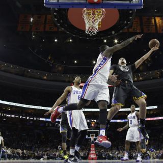 Con demasiado suspenso, Warriors superan a 76ers