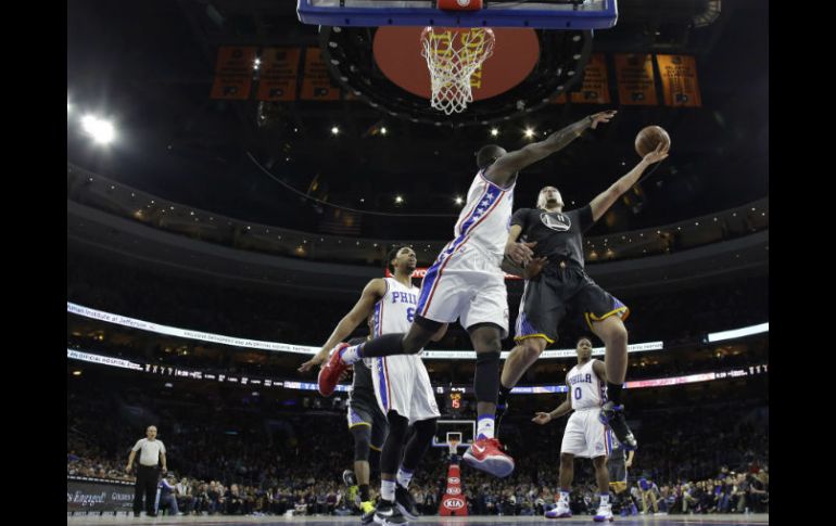Klay Thompson encesta durante la segunda mitad del partido. AP /  M. Slocum